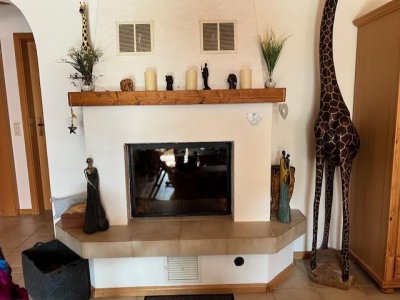 In sonniger Sackgassenlage, EBK, ELW, freist., Bj. 91, EG+OG 5 ½ Zi., EBK, gr. tiefer Balkon, schöner Blick auf Wutöschinger Berg, Westgrundstück mit Gartenhaus und Platz für Pool, Garage, GG: sep. zugänglich, Wintergarten, Kamin, Gartenfreisitz, Garage