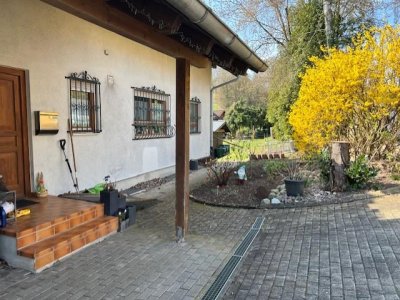 In sonniger Sackgassenlage, EBK, ELW, freist., Bj. 91, EG+OG 5 ½ Zi., EBK, gr. tiefer Balkon, schöner Blick auf Wutöschinger Berg, Westgrundstück mit Gartenhaus und Platz für Pool, Garage, GG: sep. zugänglich, Wintergarten, Kamin, Gartenfreis...