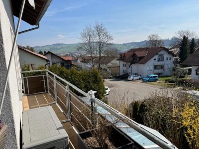Attraktives Einfamilienhaus in sonniger, ruhiger Sackgassenlage am Ortsrand – mit 2 Garagen, Carport und separater 2-Zimmer-Einliegerwohnung
freist., Bj. 91, EG+OG 5 ½ Zi., EBK, gr. tiefer Balkon, Gartenhaus, GG: 2-Zi-ELW, Kamin, Gartenfreisitz
