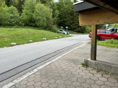 Gediegene 3-Zi-ETW, ebenerdiger bergseitiger Zugang, talseitig 2-geschossig, ruhige Waldrandlage, Massivholz-Parkett, großer teilweise überdachter Balkon, kleine gepflegte Wohneinheit, Carport, solide verwaltet