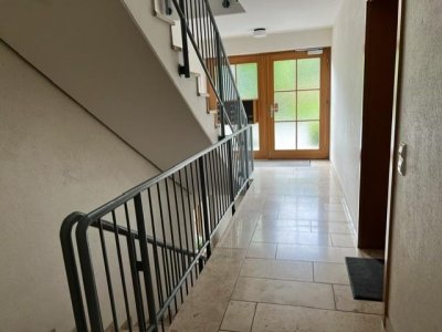 Gediegene 3-Zi-ETW, ebenerdiger bergseitiger Zugang, talseitig 2-geschossig, ruhige Waldrandlage, Massivholz-Parkett, großer teilweise überdachter Balkon, kleine gepflegte Wohneinheit, Carport, solide verwaltet