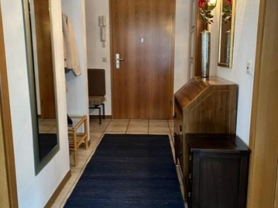 Gediegene 3-Zi-ETW, ebenerdiger bergseitiger Zugang, talseitig 2-geschossig, ruhige Waldrandlage, Massivholz-Parkett, großer teilweise überdachter Balkon, kleine gepflegte Wohneinheit, Carport, solide verwaltet