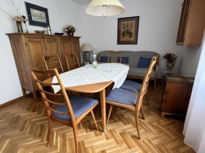 Gediegene 3-Zi-ETW, ebenerdiger bergseitiger Zugang, talseitig 2-geschossig, ruhige Waldrandlage, Massivholz-Parkett, großer teilweise überdachter Balkon, kleine gepflegte Wohneinheit, Carport, solide verwaltet