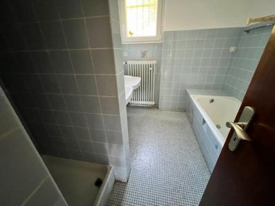 3-Zi-Whg, ca. 94 m² Wohnfl., Rheinblick, gr. Sonnenterrasse und Balkon, Gartenspielbereich, in kl. 2FamH, Nähe Schule, Bushaltestelle, fussläufig ca. 5 Min. in Stadtzentrum