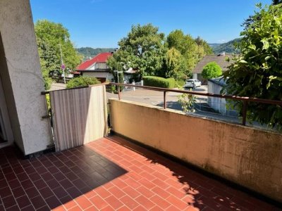 3-Zi-Whg, ca. 94 m² Wohnfl., Rheinblick, gr. Sonnenterrasse und Balkon, Gartenspielbereich, EBK, in kl. 2FamH, Nähe Schule, Bushaltestelle, fussläufig ca. 5 Min. in Stadtzentrum, Garage auf Wunsch