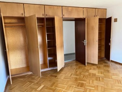 3-Zi-Whg, ca. 94 m² Wohnfl., Rheinblick, gr. Sonnenterrasse und Balkon, Gartenspielbereich, EBK, in kl. 2FamH, Nähe Schule, Bushaltestelle, fussläufig ca. 5 Min. in Stadtzentrum, Garage auf Wunsch