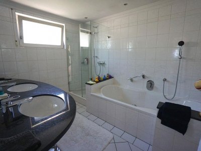 Attrakt. Haus i. Haus, 4 ½ Zimmer, in terrassenhausform, Rhein- / Alpenblick, ca. 140 m² Wohnfl., Waldshut bevorz. Lage, Nähe Schule, Bushaltestelle, fussläufig zur Kaiserstraße, Zentrum