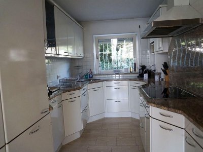 Diese ansprechende Wohnung im Maisonette-Stil besticht durch ihre private Atmosphäre dank eigenem Hauseingang sowie einer eigenen effizienten Etagenheizung