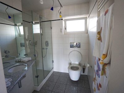Diese ansprechende Wohnung im Maisonette-Stil besticht durch ihre private Atmosphäre dank eigenem Hauseingang sowie einer eigenen effizienten Etagenheizung