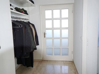 Diese ansprechende Wohnung im Maisonette-Stil besticht durch ihre private Atmosphäre dank eigenem Hauseingang sowie einer eigenen effizienten Etagenheizung