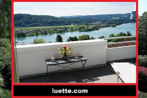 Diese ansprechende Wohnung im Maisonette-Stil besticht durch ihre private Atmosphäre dank eigenem Hauseingang sowie einer eigenen effizienten Etagenheizung