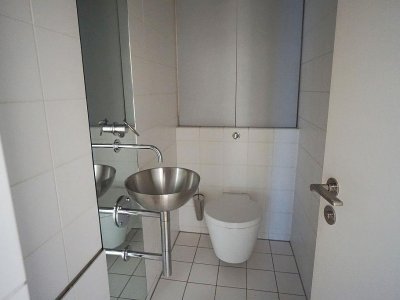 Diese ansprechende Wohnung im Maisonette-Stil besticht durch ihre private Atmosphäre dank eigenem Hauseingang sowie einer eigenen effizienten Etagenheizung