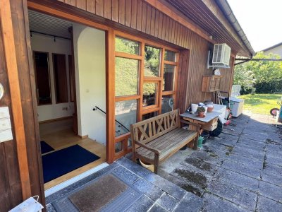 Charmantes, gepflegtes, regelmässig renov. EFH mit idyllischem Gartenfreisitz und hochwertiger Ausstattung – Ihr neues Zuhause mit traumhaftem Bergblick
gr. Sonnenterr., alter Baumbestand, ruh. Lage, Zentralheizung von 2004, Schwedenofen, Kunst, Garage