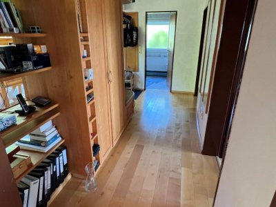 Charmantes, gepflegtes, regelmässig renov. EFH mit idyllischem Gartenfreisitz und hochwertiger Ausstattung – Ihr neues Zuhause mit traumhaftem Bergblick
gr. Sonnenterr., alter Baumbestand, ruh. Lage, Zentralheizung von 2004, Schwedenofen, Kunst, Garage