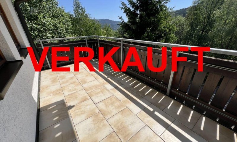 VERKAUFT in 2026 - Gediegene 3-Zi-ETW, ebenerdiger bergseitiger Zugang, talseitig 2-geschossig, ruhige Waldrandlage, Massivholz-Parkett, großer teilweise überdachter Balkon, kleine gepflegte Wohneinheit, Carport, solide verwaltet