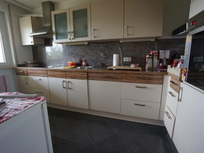 Gut geschnittene 4 1/2-Zi-ETW, Lift, EBK, modernes Bad, sep. WC, grosser Sonnenbalkon, überdacht, Markise, Alpenblick, Blick in Schweiz