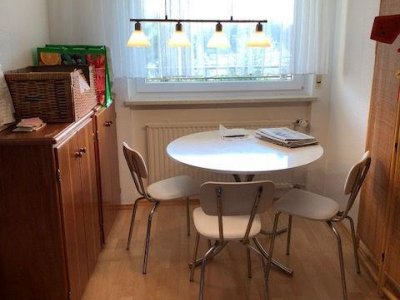 Gut geschnittene 4 1/2-Zi-ETW, Lift, EBK, modernes Bad, sep. WC, grosser Sonnenbalkon, überdacht, Markise, Alpenblick, Blick in Schweiz