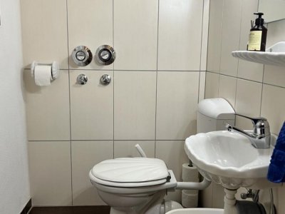 Gelegenheit: 4 1/2-Zi-ETW, 106 m² Wohnfl., Blick in die Natur, Bad / WC u. Fenster erneuert, Lift, EBK, gr. überd. Blk., Markise