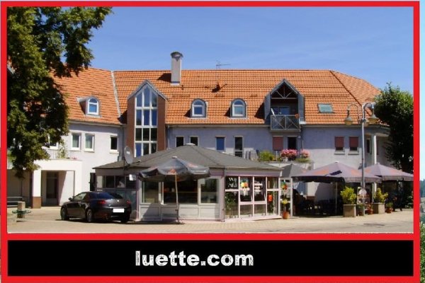 Zum Verkauf steht ein solides, gepflegtes und regelmäßig instand gesetztes Mehrfamilienhaus, bestehend aus Wohnungen, Praxen, im Erdgeschoss mit Ladengeschäften, Fahrschule, Bank, beliebtes Eiscafé mit Pavillon, in begehrter, zentraler Innenstadtlage